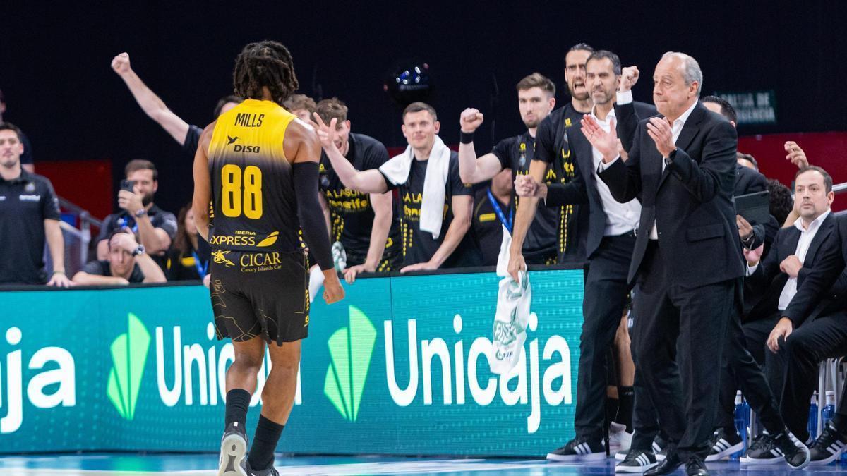 El banquillo del CB Canarias celebra una de las canastas de Patty Mills en el partido del sábado en Madrid.