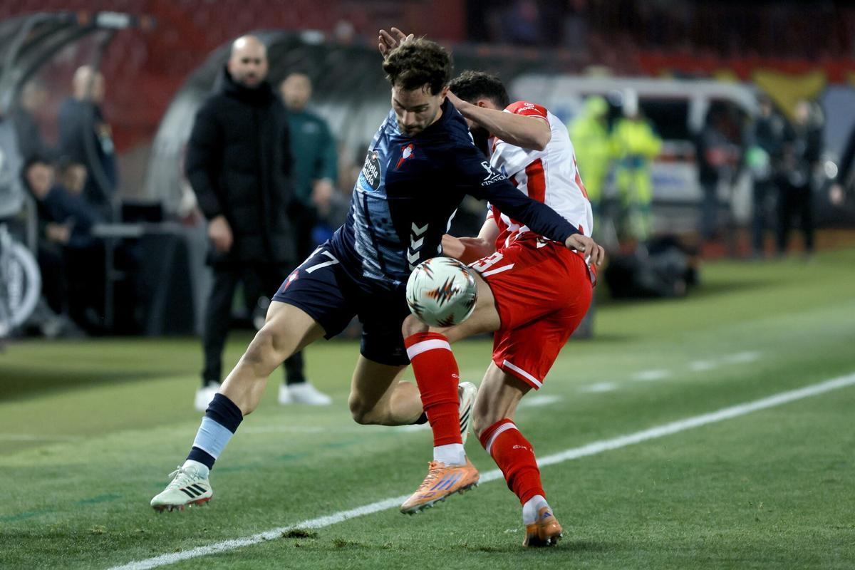 Javi Rueda, ante Milos Veljkovic en el Estrella Roja - Celta