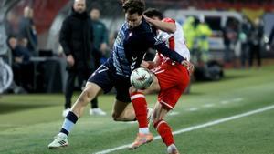 BELGRADE (Serbia), 29/01/2026.- Celtas Javi Rueda (L) in action against Crvena zvezdas Milos Veljkovic (R) during the UEFA Europa League match between Crvena zvezda and RC Celta de Vigo, in Belgrade, Serbia, 29 January 2026. (Belgrado) EFE/EPA/MARKO DJOKOVIC