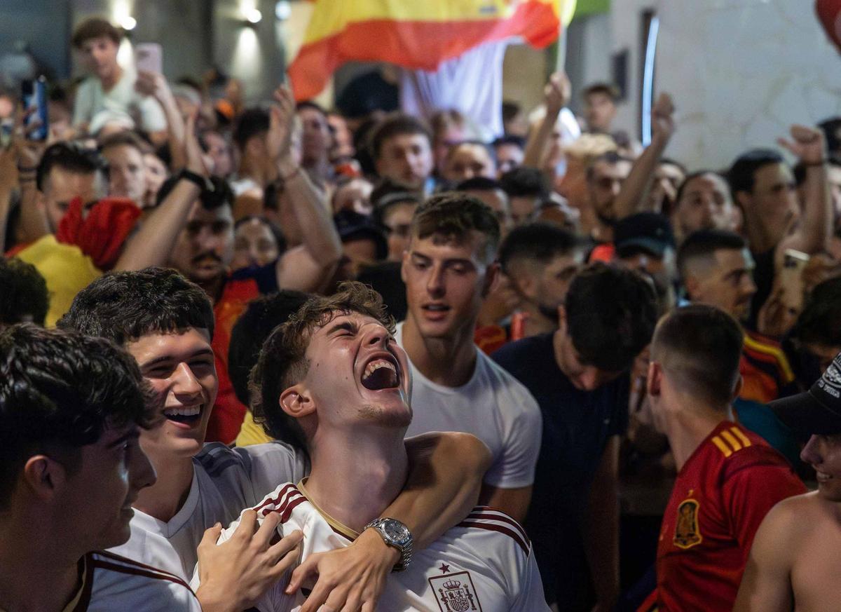 La alegría española y la tristeza francesa: así vivieron sus aficiones el partido decisivo en el centro de Alicante