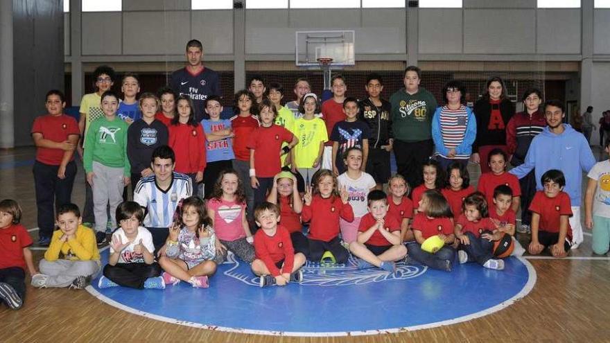 Grupo de niños que forman parte de la escuela municipal, a los que se suman los del Pérez Viondi y Moraña. // Bernabé/Javier Lalín