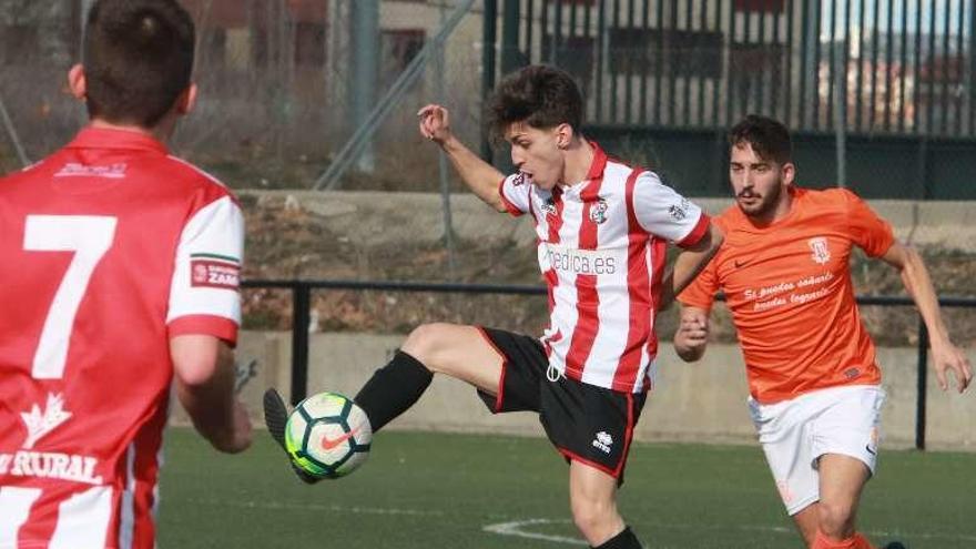 Un jugador del filial controla el esférico.