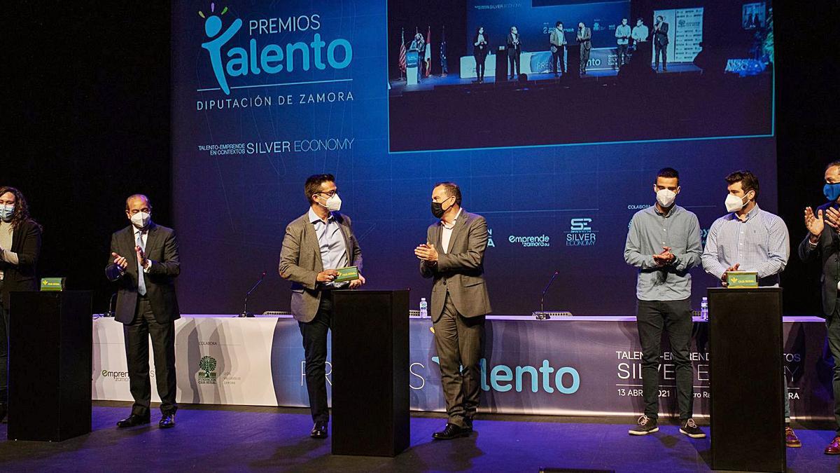 Los premiados, junto a las autoridades, durante la entrega de los galardones en el Teatro Ramos Carrión. | Emilio Fraile