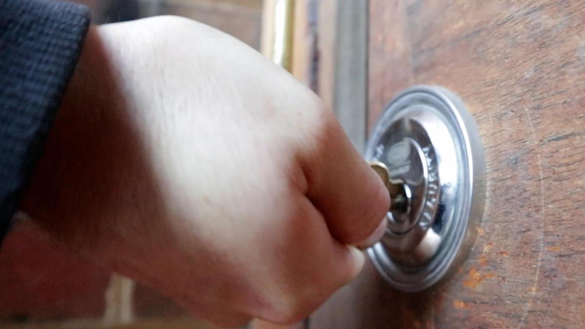 La razón por la que no es seguro dejar puestas las llaves por dentro en la puerta de casa