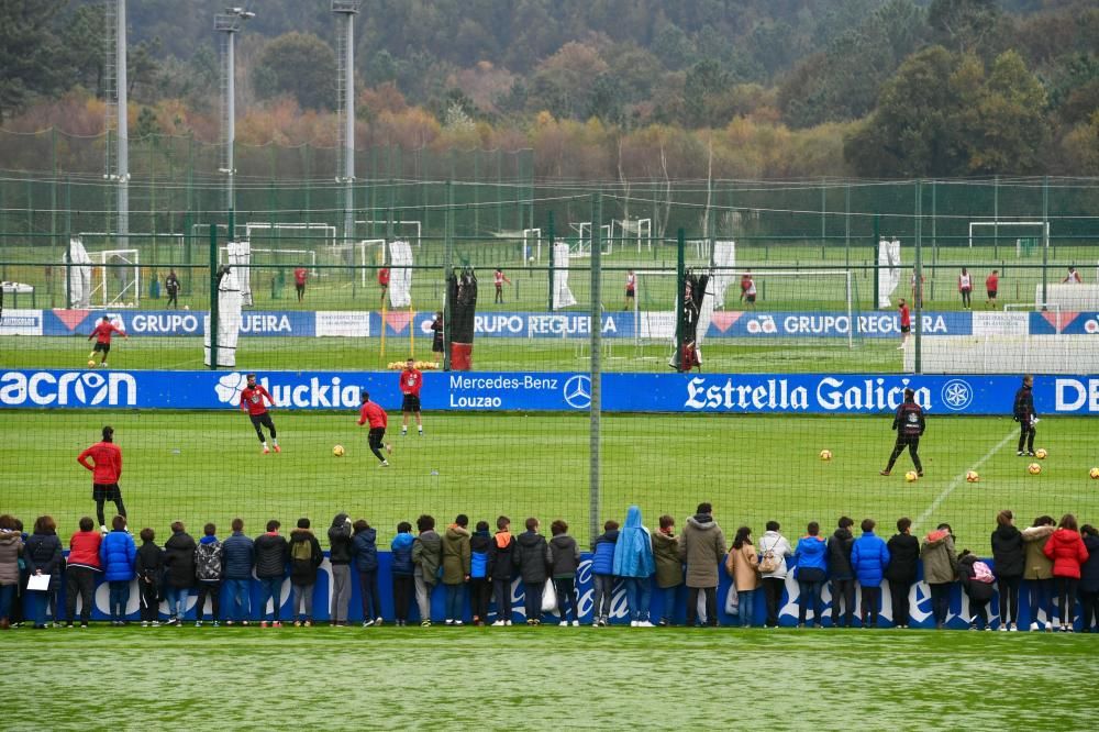 Los escolares visitaron las instalaciones deportivas de Abegondo, profundizaron en la historia del club de la mano del periodista Carlos Miranda y conocieron a los jugadores Saúl e Iris.