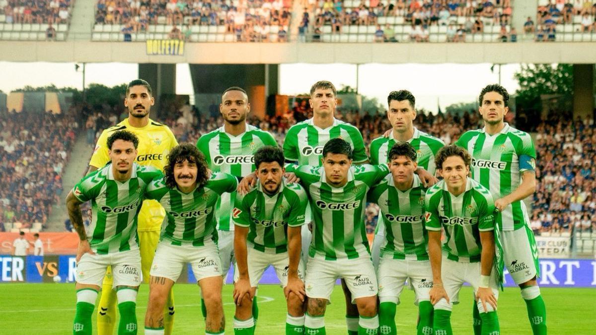 Los jugadores del Betis posan antes del amistoso contra el Inter en Bari, Italia