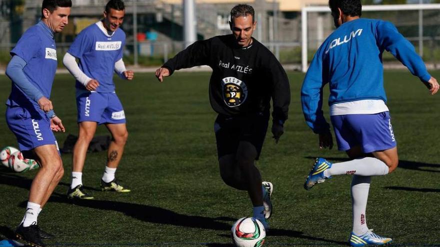 Jorge Sáez, Cristian y Nacho Fernánez hacen un rondo con el técnico Pablo Lago.