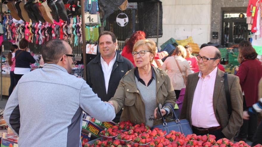 Ramón López, Maruja Pelegrín y Rafa Gómez saludan a un vendedor durante la visita que hicieron ayer al mercado de La Fama.