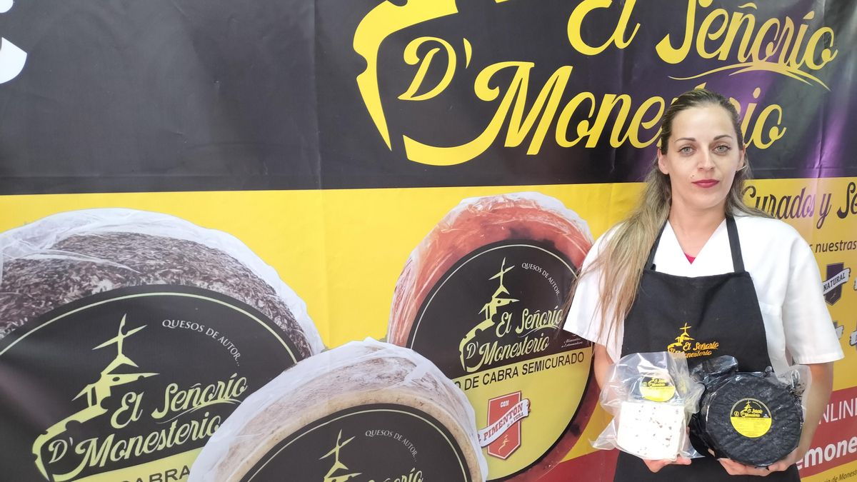 Inmaculada Villalba con el queso ‘Cincho de Plata’ y el queso con Jamón de Monesterio’