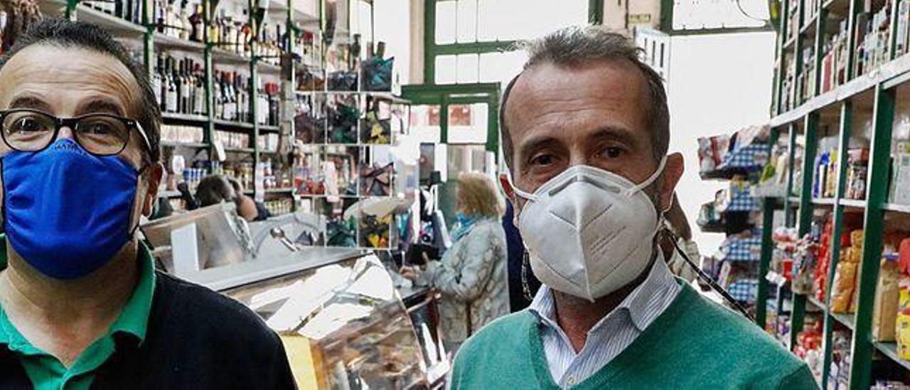 Javier Rodríguez Suárez y Juan Carlos Requejo, en el interior de la tienda.