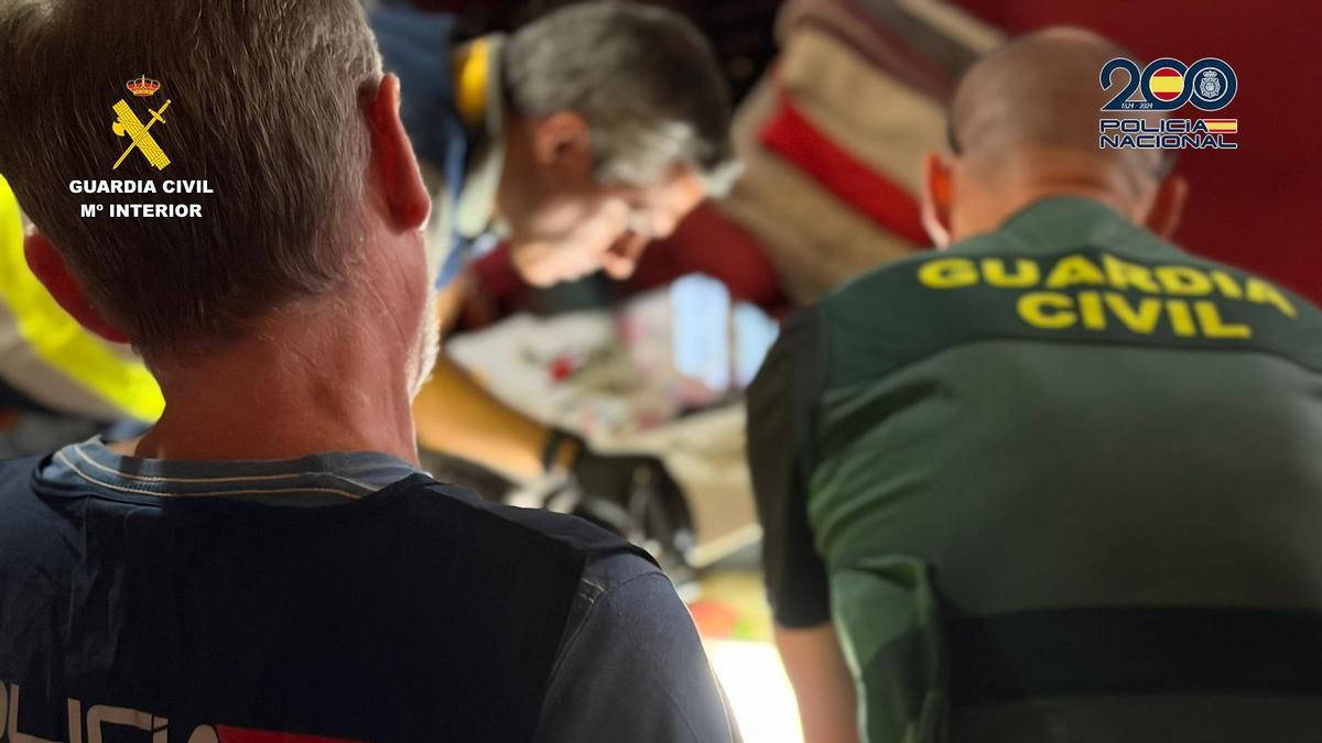 Agentes durante la investigación.
