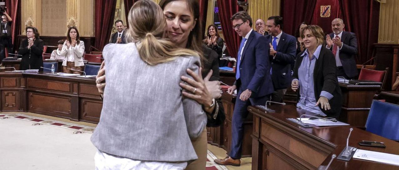 Idoia Ribas, líder de Vox, se felicitó con la presidenta Marga Prohens tras aprobar los presupuestos.