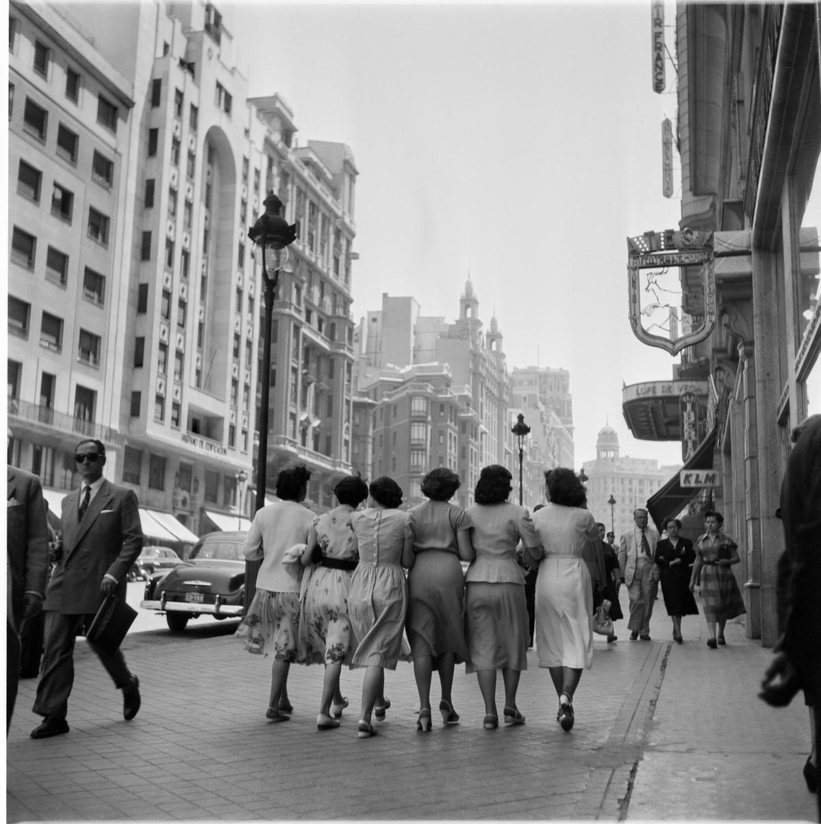 Señoritas paseando por la Gran Via Madrid 1952  