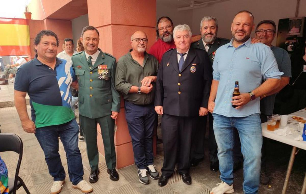 Guardias confraternizando con civiles. |  Santos Álvarez