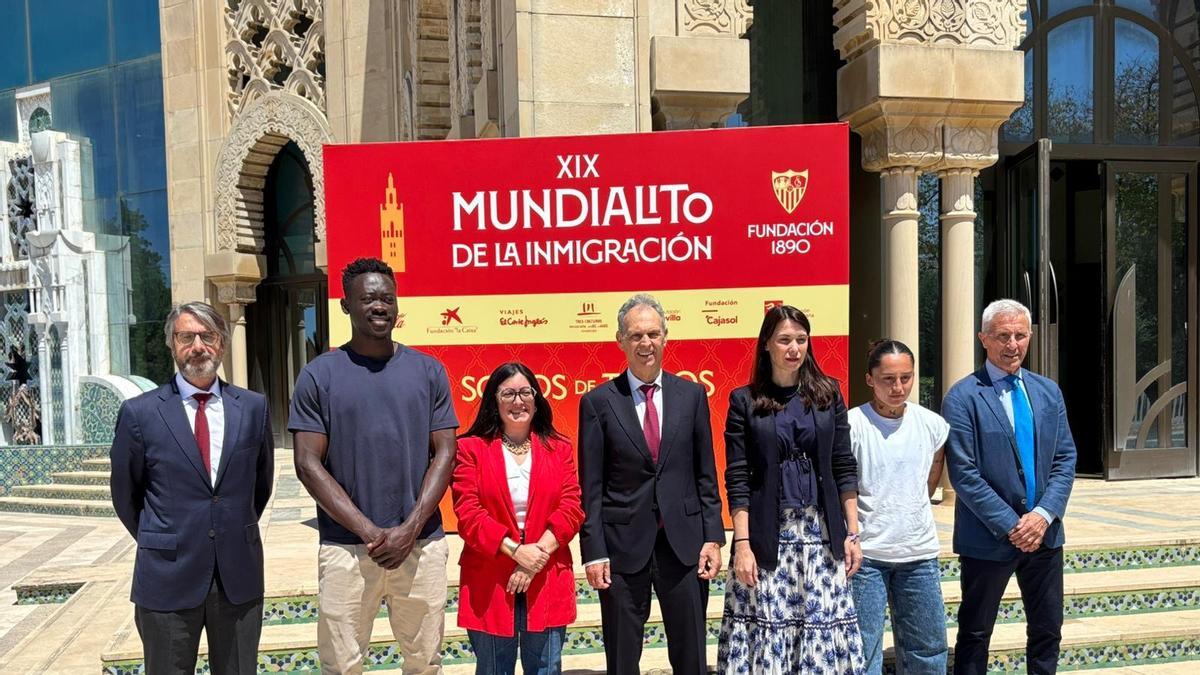 Akor Adams acude junto a Joaquín Caparrós y Pablo Blanco a la presentación del XIX Mundialito de la Inmigración de la Fundación Sevilla FC