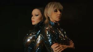 Alaska y Ana Torroja, en una escena del clip de ’Hora y cuarto’.