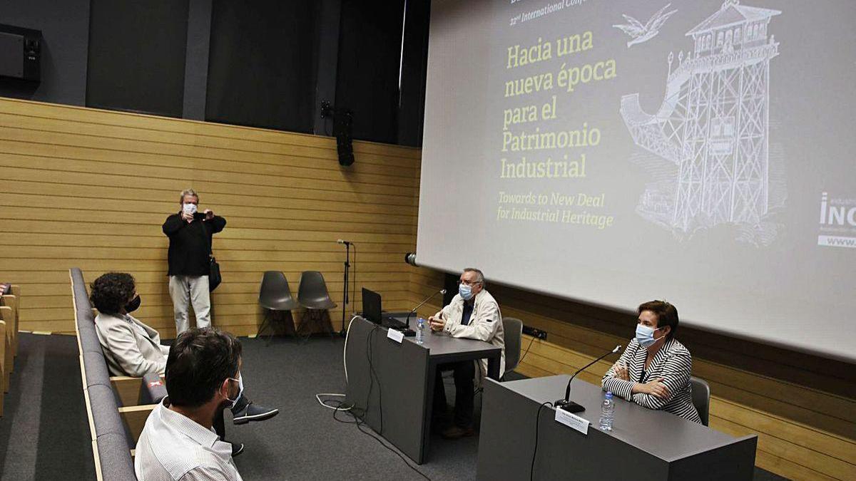 En la mesa, Miguel Ángel Álvarez Areces, presidente de Incuna, con Ainara Martínez; y en la primera fila, Berta Piñán y Alberto Ferrao, ayer, en el inicio de las jornadas.