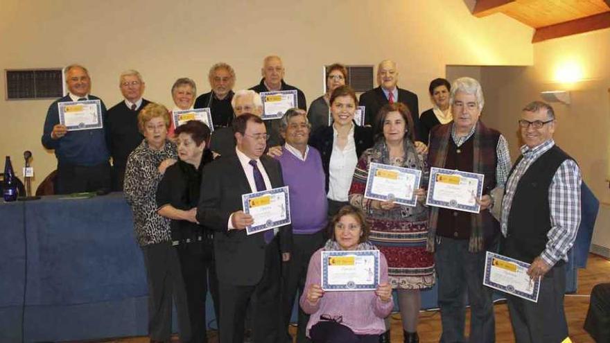 Un grupo de los ganadores, con sus diplomas.