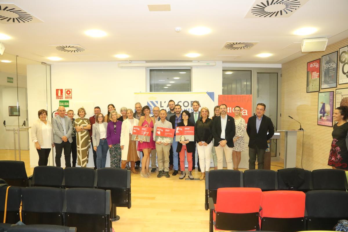 Autoridades y ganadores: Cheng Chung Yu, Julien Tang y Cristopher David Benavides recibieron los galardones en un acto en el que participaron representantes institucionales y organizadores.