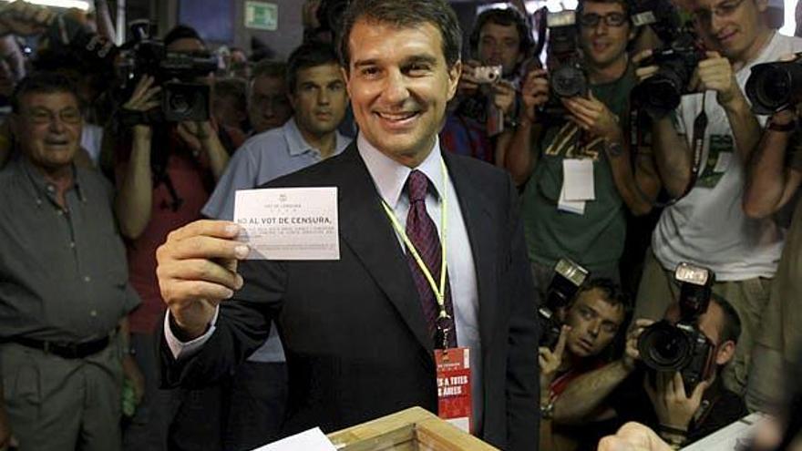 El presidente del Barcelona, Joan Laporta, en el instante de emitir su voto.