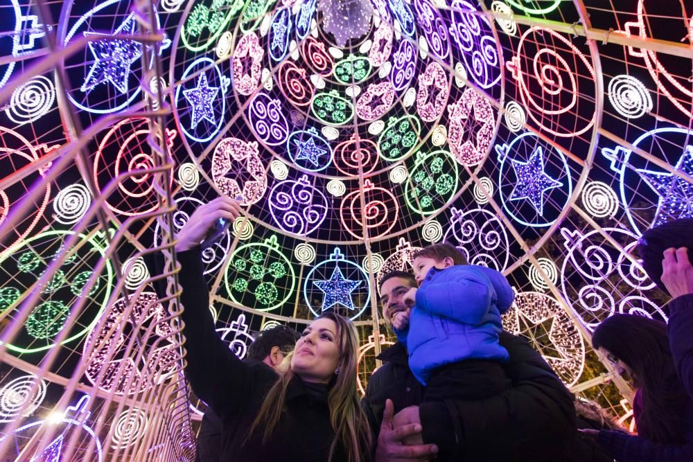 Estas navidades el árbol de navidad de la plaza del Ayuntamiento es transitable por su interior. El día de su encendido cientos de personas desfilaron bajo las filigranas de luces que lo iluminan