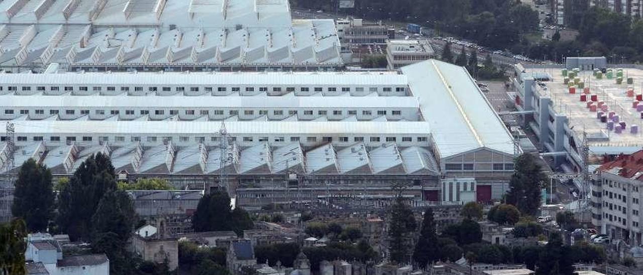 Vista parcial de la planta del Grupo PSA y del estadio municipal de Balaídos. // Marta G. Brea