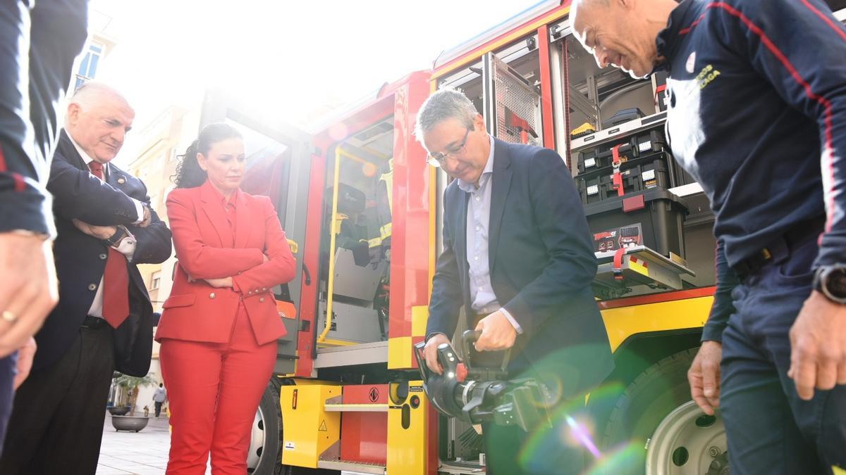 El presidente de la Diputación y alcalde de Rincón comprueba el material del nuevo vehículo de bomberos.