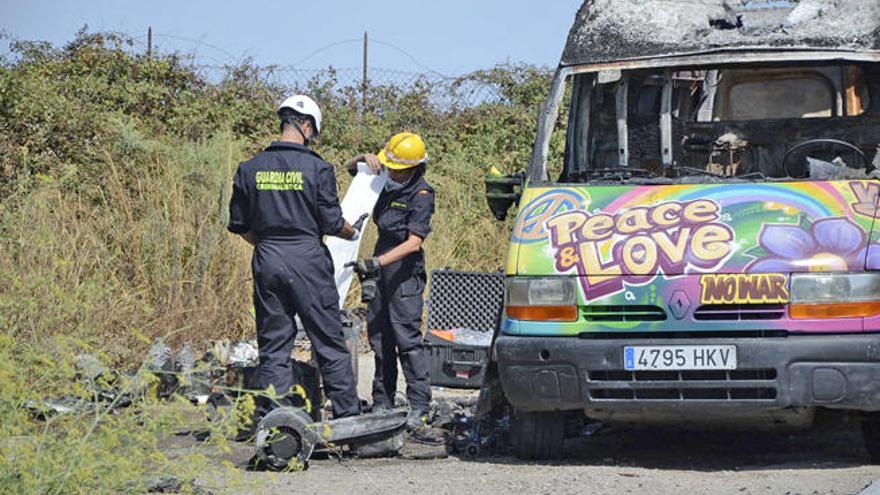 Dos agentes junto a la furgoneta en la que encontraron el cadáver, en Felanitx.