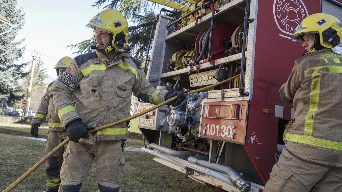 Bombers, en acció, en una imatge d'arxiu