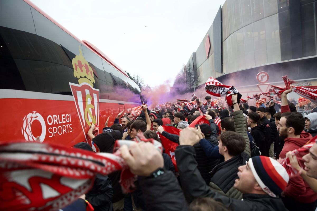 Un recibimiento al Sporting en El Molinón.
