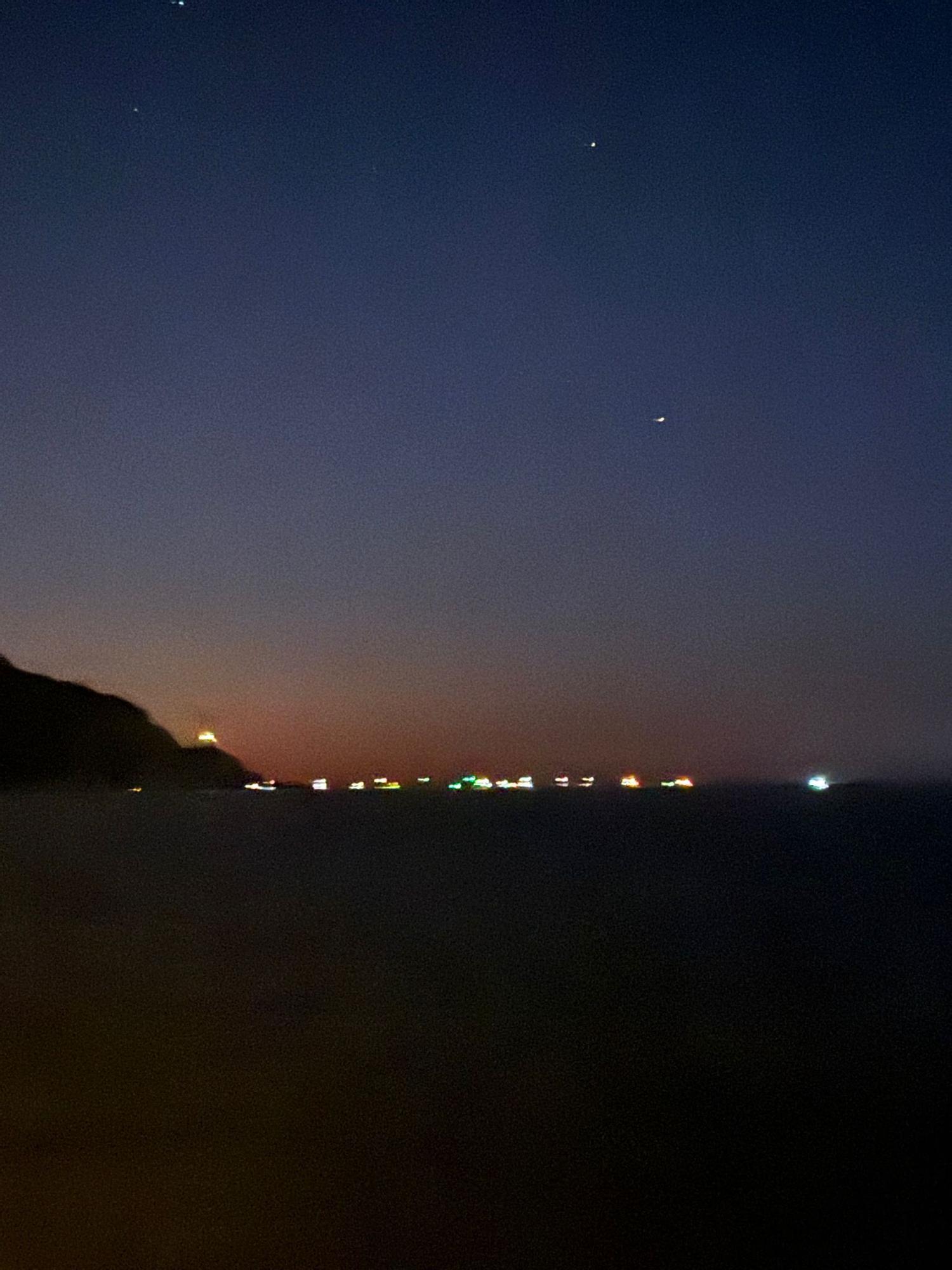 La flotilla, de noche, en aguas internacionales.