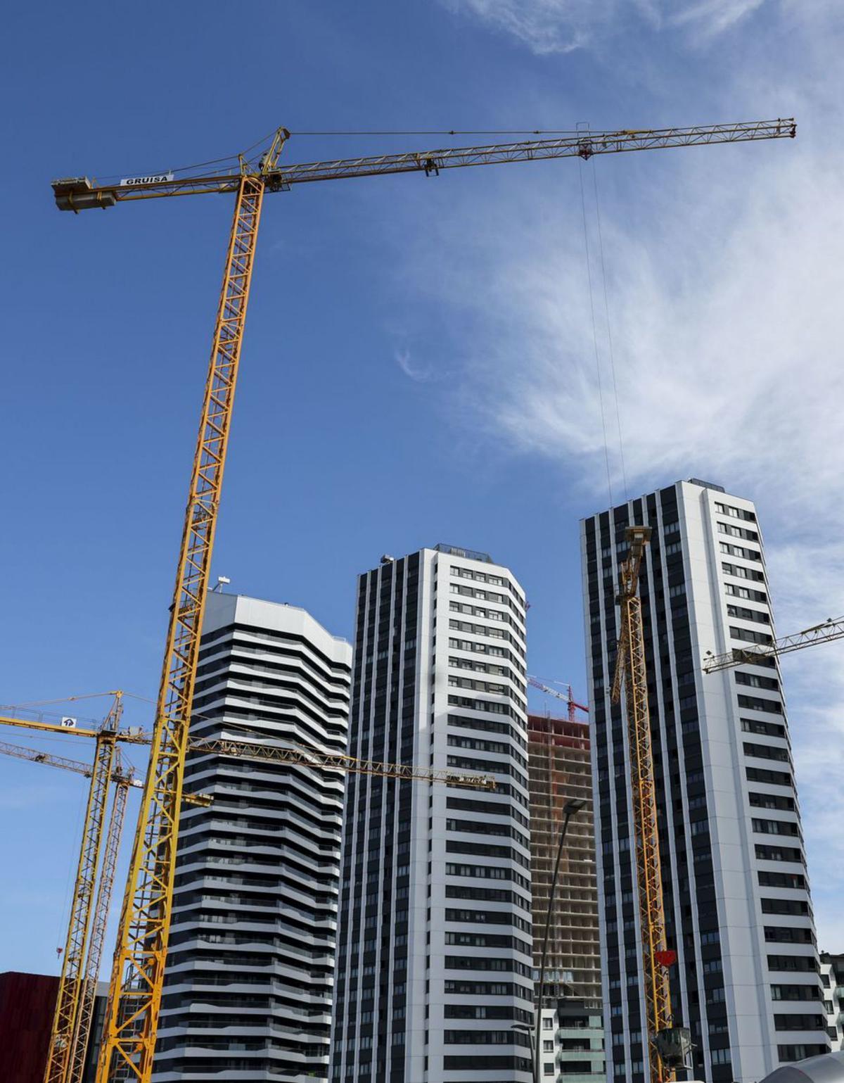 Habitatges en construcció a Bilbao.  | LUIS TEJIDO / EFE