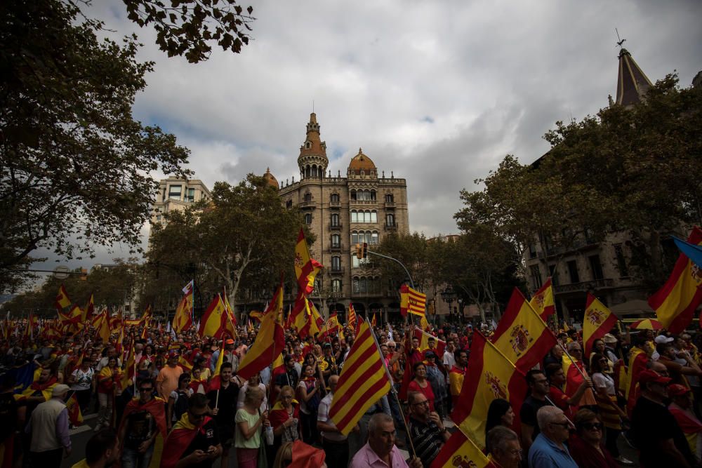 Miles de personas han participado en una marcha en Barcelona en defensa de la unidad de España.