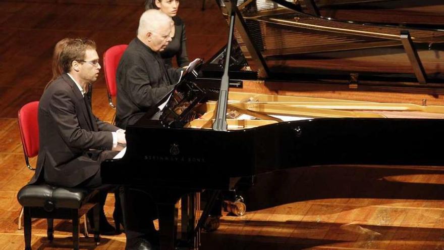 Pablo Galdo (izq.) y Stephen Kovacevich, en un momento del concierto ayer en Vigo. // José Lores