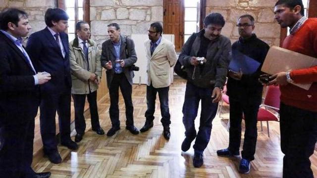 Los representantes de la India visitaron también el ayuntamiento vecino de Ponteareas.  // A. Hernández