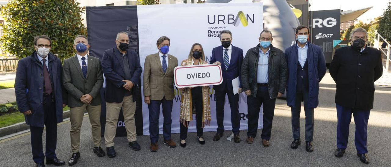 El jefe de prensa de Renault, José Manuel Jáñez; el director general de Seguridad Ciudadana del Ayuntamiento de Oviedo, Javier Lozano; el director del programa Urban, Jesús Ramos; el concejal de Seguridad Ciudadana, José Ramón Prado; la directora provincial de Tráfico, Raquel Casado; el director general de Transportes del Principado, José Manuel Caldevilla; el jefe de servicio de Seguridad Vial del Principado, Luis Valdés; y los directores de concesionario Miguel Pérez y José Manuel Roibás, ayer, en la Losa. | Luisma Murias