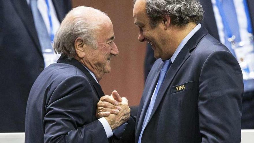 Josep Blatter saluda de Michel Platini tras la elección del primero en mayo pasado. // Efe