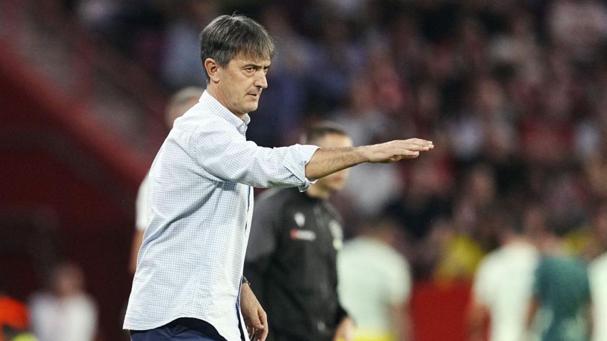 Pacheta da instrucciones en un partido del Granada.