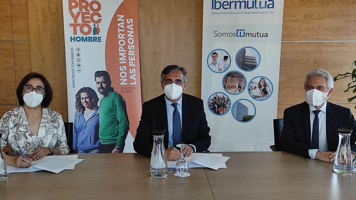 Un momento de la firma del acuerdo entre Ibermutua y Noray Proyecto Hombre