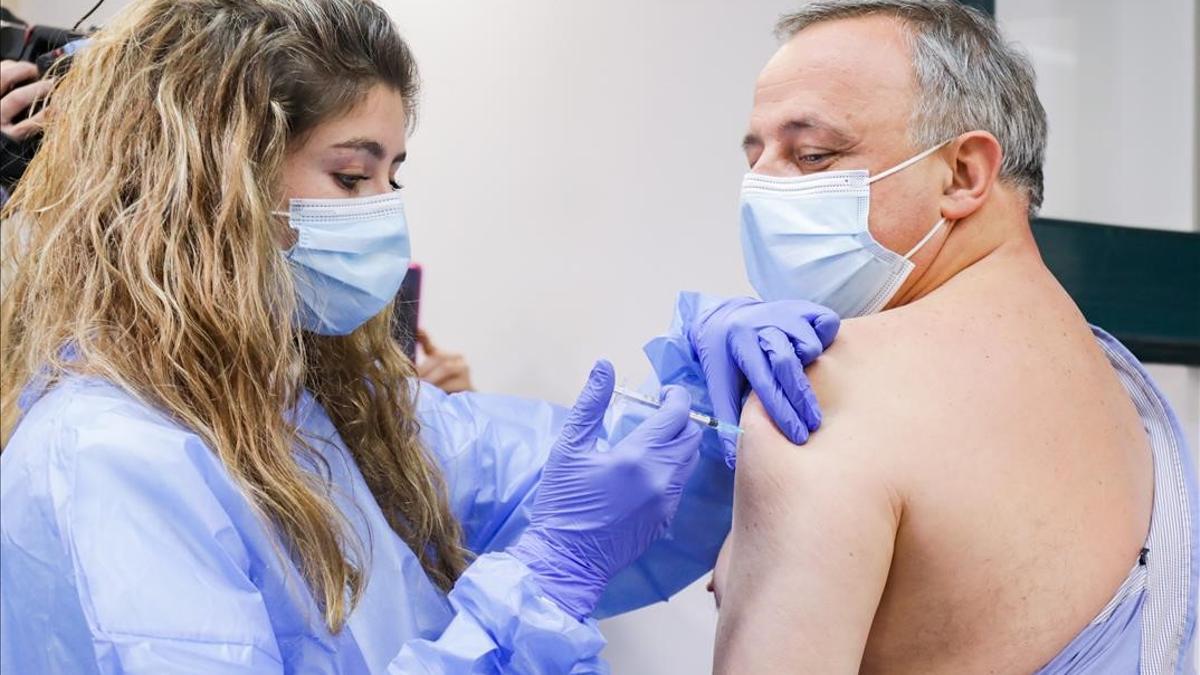 Vacunación del personal sanitario de Sant Pau. En la foto, Rafael Padrós, de la dirección de servicios de riesgos laborales