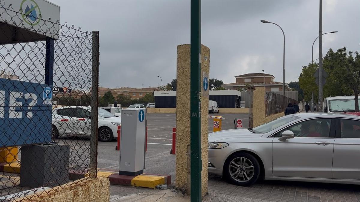 Un coche entra al parking del Centro Comercial Las Américas.