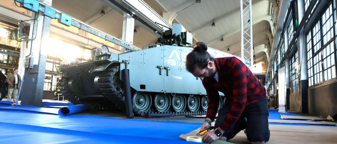 Un operario trabaja en el stand que exhibe el prototipo de vehículo blindado oruga de Ascod, ayer, en La Vega. | Miki López