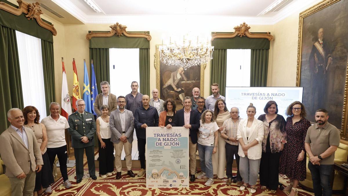 Presentación del XIII Circuito Travesías a Nado de Gijón en el Ayuntamiento