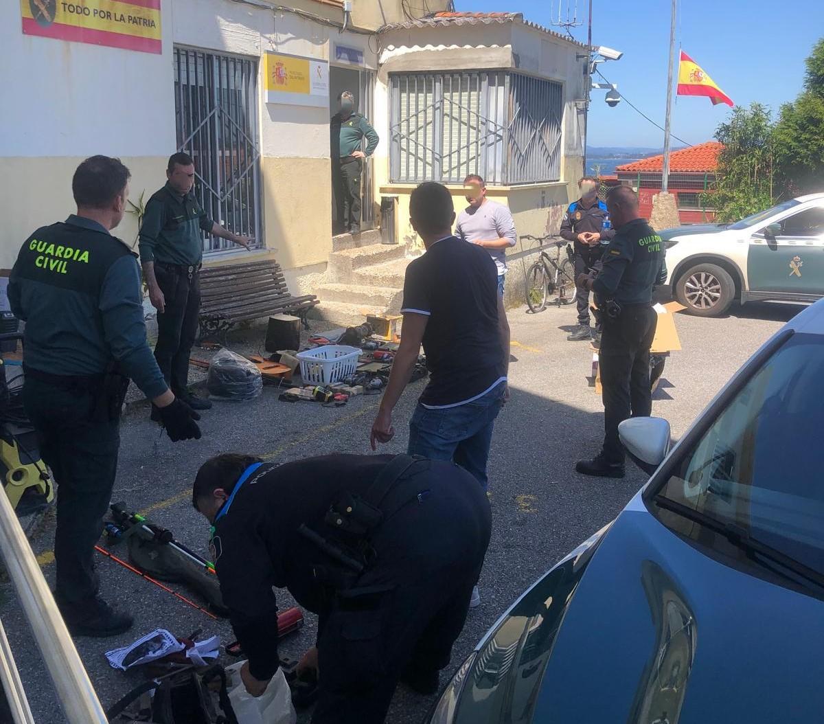 La colaboración entre Guardia Civil y Policía Local permitió llevar al cuartel tanto el material recuperado como al detenido.