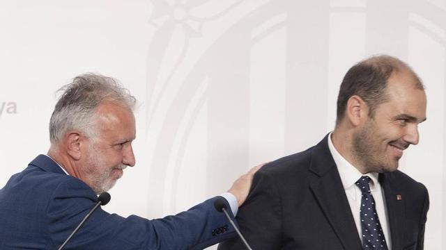 El conseller Albert Dalmau i el ministre Ángel Víctor Torres. | FERRAN NADEU