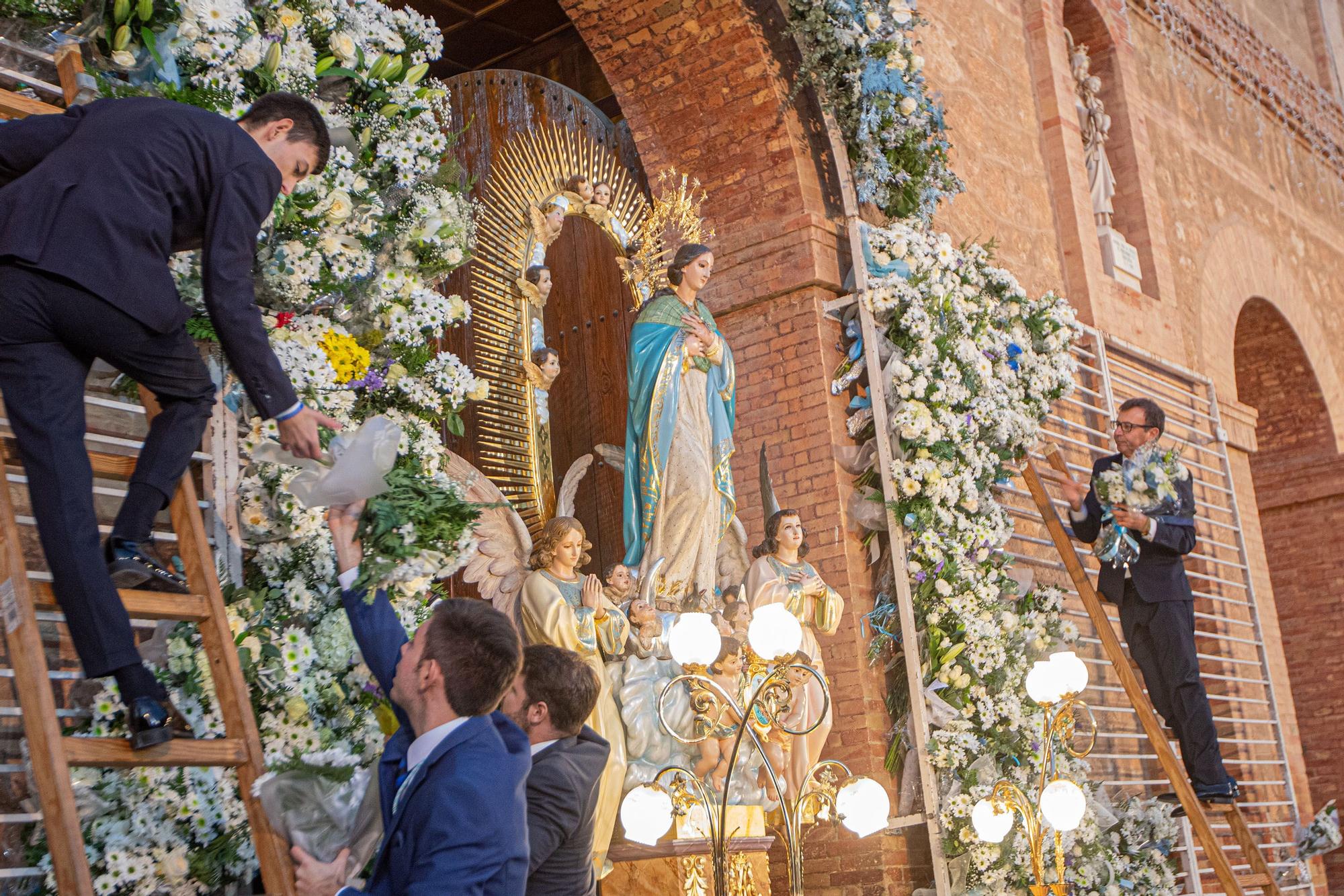 Más de 70 entidades y asociaciones participan en la multitudinaria ofrenda a la patrona que vistió de flores la fachada de iglesia de la Inmaculada Concepción