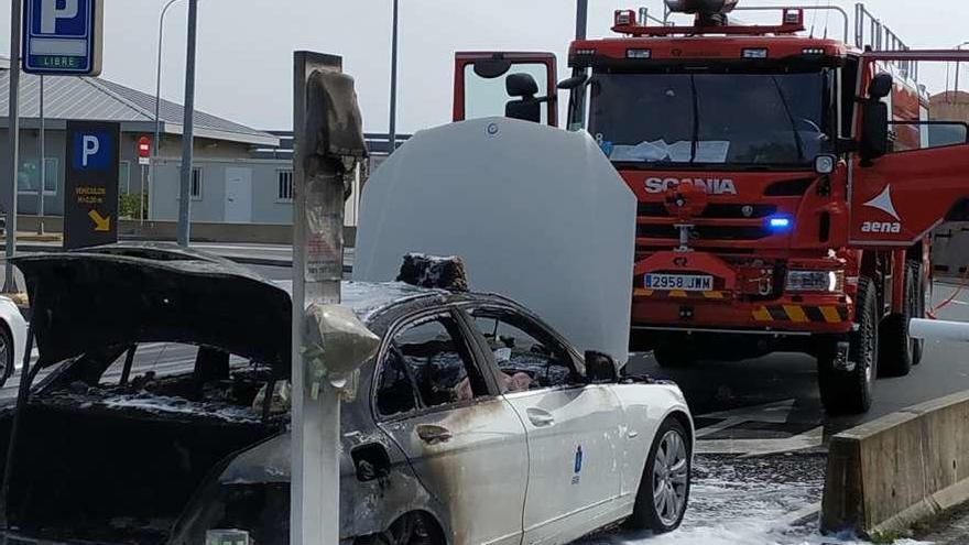 Arde un taxi en el aeropuerto de Alvedro