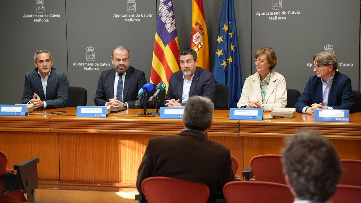 Escarrer (segundo por la izquierda), este lunes, en una rueda de prensa en Calvià