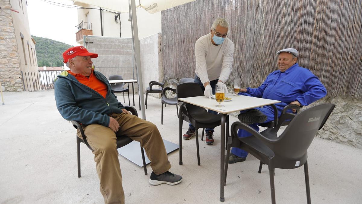 Dos vecinos de Vallanca, en la terraza del bar.