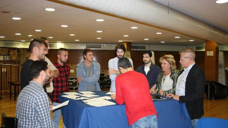 Emilio Sagi y Pepa Ojanguren, derecha, con los figurantes elegidos.